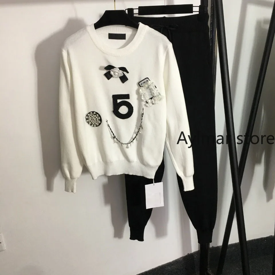 Luxury brand autumn and winter 2021 new Camellia pearl chain round neck long sleeve knitted sweater + Elastic Waist Pants Set
Luxury brand autumn and winter 2021 new Camellia pearl chain round neck long sleeve knitted sweater + Elastic Waist Pants Set