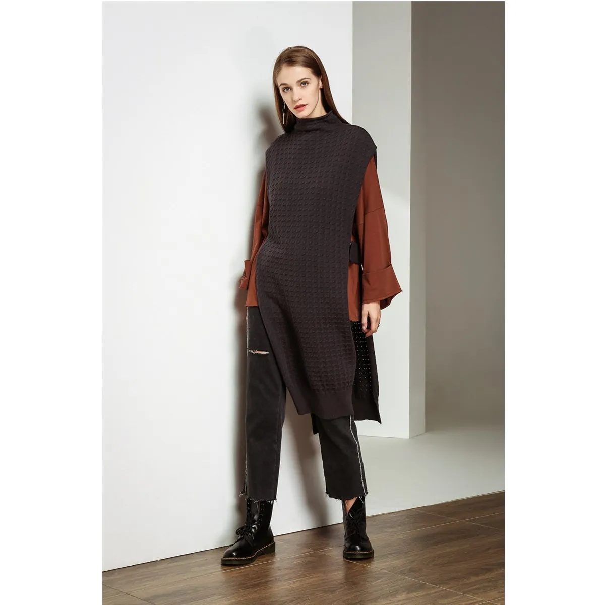 LA.TENDRE Women 2020 Fashion England Style Turtleneck Knitted Vest Sweater Vintage Sleeveless Female Long Waistcoat Tops
LA.TENDRE Women 2020 Fashion England Style Turtleneck Knitted Vest Sweater Vintage Sleeveless Female Long Waistcoat Tops