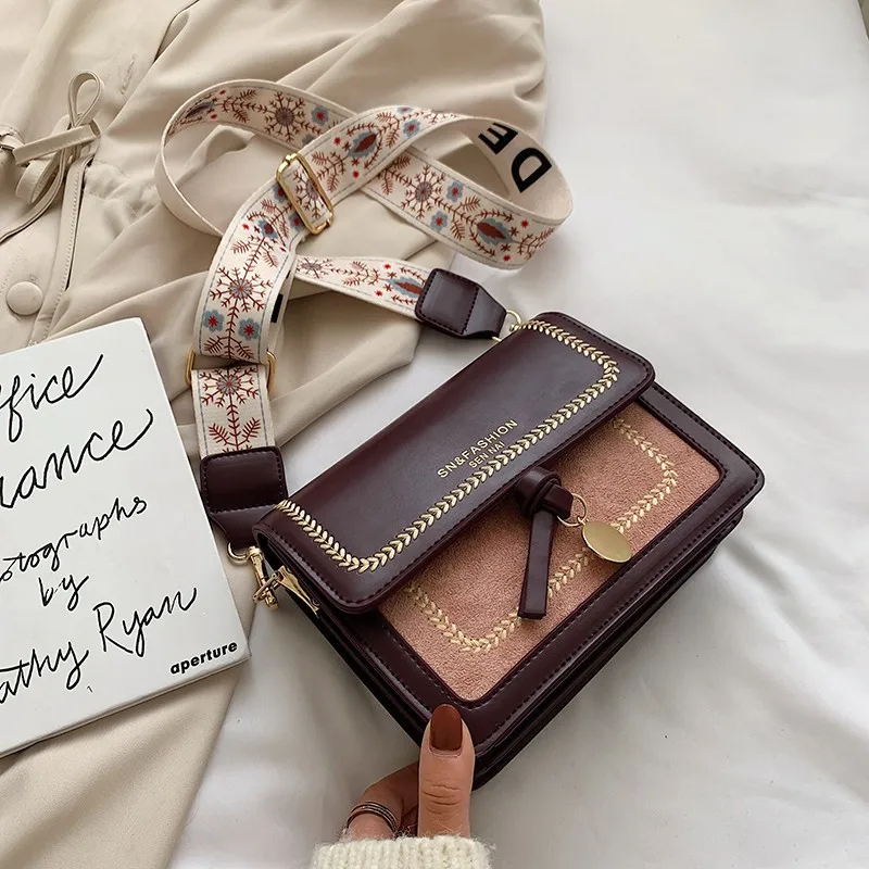 Bag female retro niche small square bag 2020 new fashion hit color crossbody bag Hong Kong style textured broadband shoulder bag
Bag female retro niche small square bag 2020 new fashion hit color crossbody bag Hong Kong style textured broadband shoulder bag