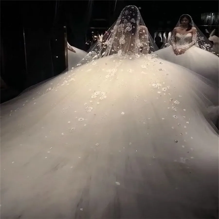 Beautiful Pearls Diamonds Beaded Women Wedding Veils Long Cathedral 3.5M 5M Long Bride Headpieces With Comb Lace Bridal Veil
Beautiful Pearls Diamonds Beaded Women Wedding Veils Long Cathedral 3.5M 5M Long Bride Headpieces With Comb Lace Bridal Veil