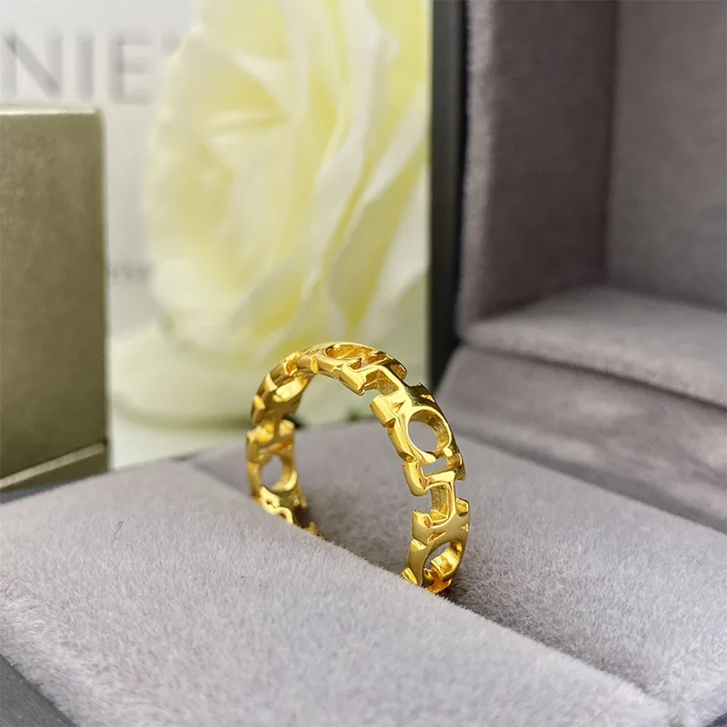 Высококачественное узкое боковое кольцо золотого цвета, новые стильные полые кольца с буквами для женщин, модные ювелирные украшения LR020
Высококачественное узкое боковое кольцо золотого цвета, новые стильные полые кольца с буквами для женщин, модные ювелирные украшения LR020
