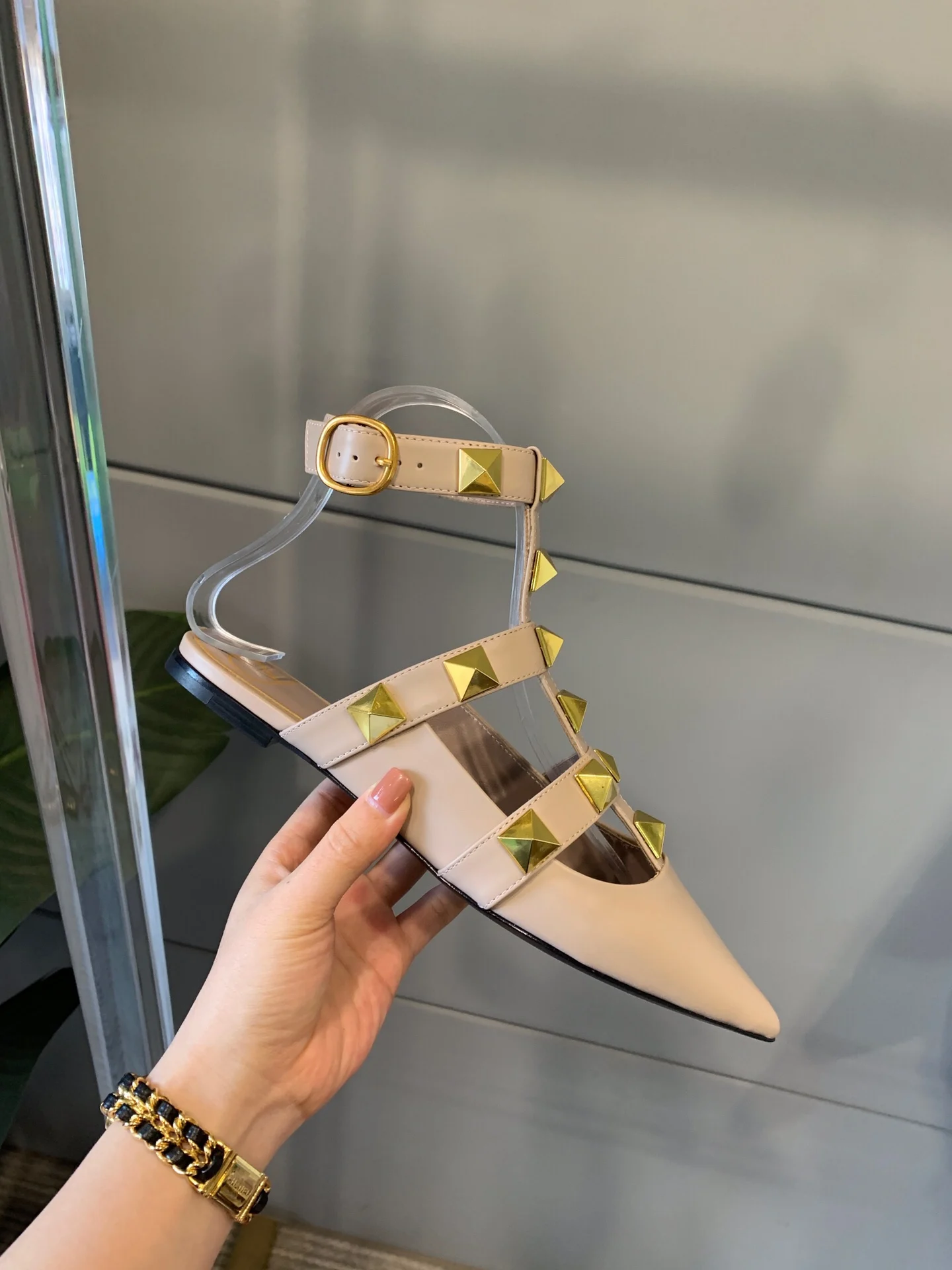 2021 new luxury brand ladies fashion rivet lace-up sandals summer casual sandals leather flat rivet sandals size 34-41
2021 new luxury brand ladies fashion rivet lace-up sandals summer casual sandals leather flat rivet sandals size 34-41
