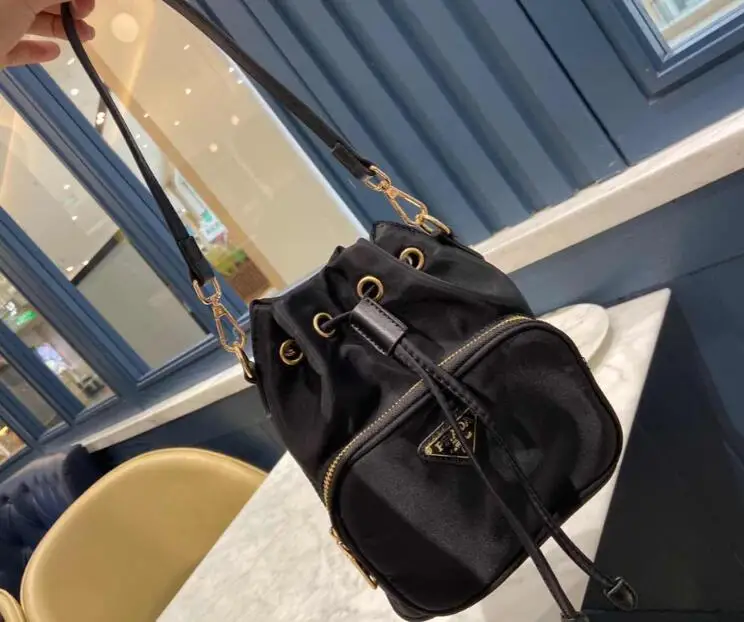 HOBO Bucket Bag Canvas Bag Oxford nylon nylon this year's popular small bag super fire portable messenger one-shoulder bucket ba
HOBO Bucket Bag Canvas Bag Oxford nylon nylon this year's popular small bag super fire portable messenger one-shoulder bucket ba