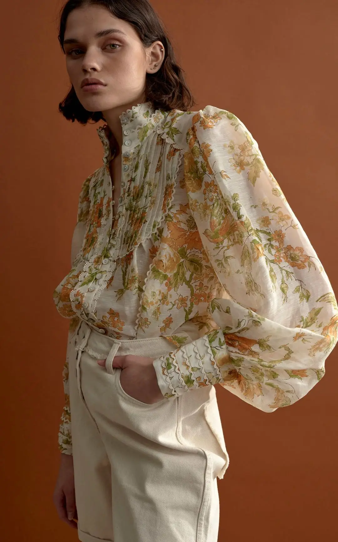 Женская льняная рубашка из двух предметов с воротником-стойкой, кружевными рукавами-фонариками и принтом желтых роз
Женская льняная рубашка из двух предметов с воротником-стойкой, кружевными рукавами-фонариками и принтом желтых роз