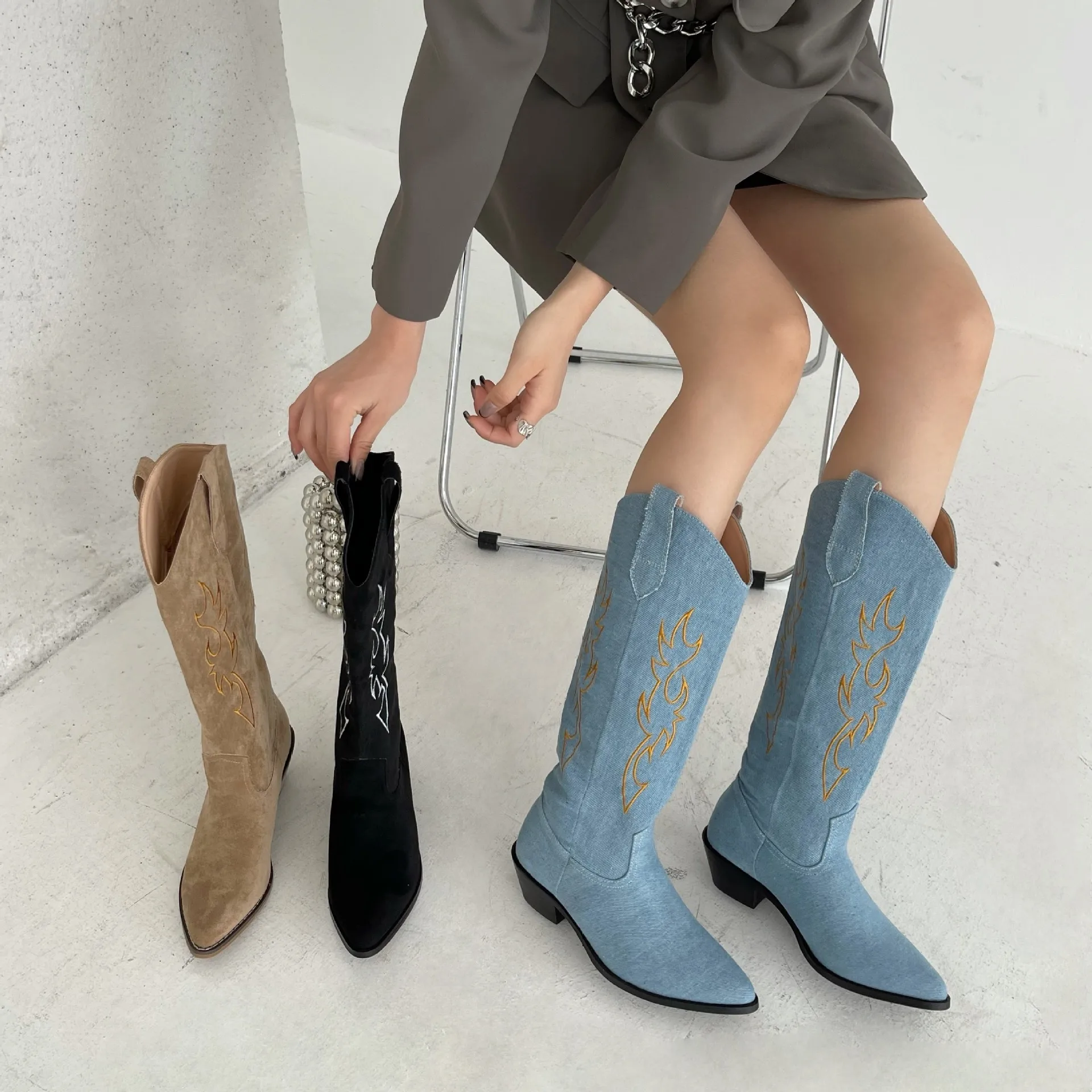 2021 Fashion Autumn Winter Embroidered Boots Women Pointed V-mouth Knight Cowboy Knee High Boots Womens Designer Riding Boots
2021 Fashion Autumn Winter Embroidered Boots Women Pointed V-mouth Knight Cowboy Knee High Boots Womens Designer Riding Boots