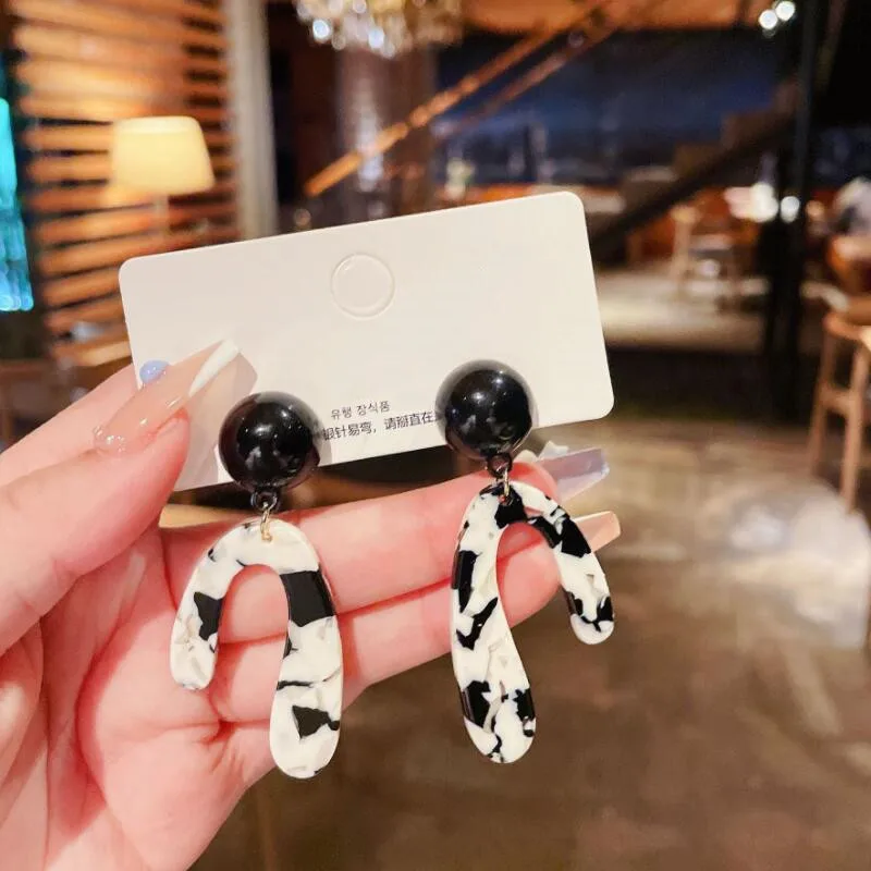 Korean New Black White Leopard Geometric Drop Earrings For Women Fashion Acrylic Party Jewelry For Girls Hot Hanging Earrings
Korean New Black White Leopard Geometric Drop Earrings For Women Fashion Acrylic Party Jewelry For Girls Hot Hanging Earrings