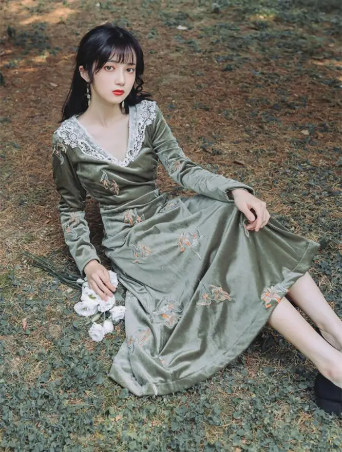 2019 Autumn Winter French Vintage Embroidery Maxi Dress Patchwork Lace Dress Slim Waist Ladies Dresses 
2019 Autumn Winter French Vintage Embroidery Maxi Dress Patchwork Lace Dress Slim Waist Ladies Dresses