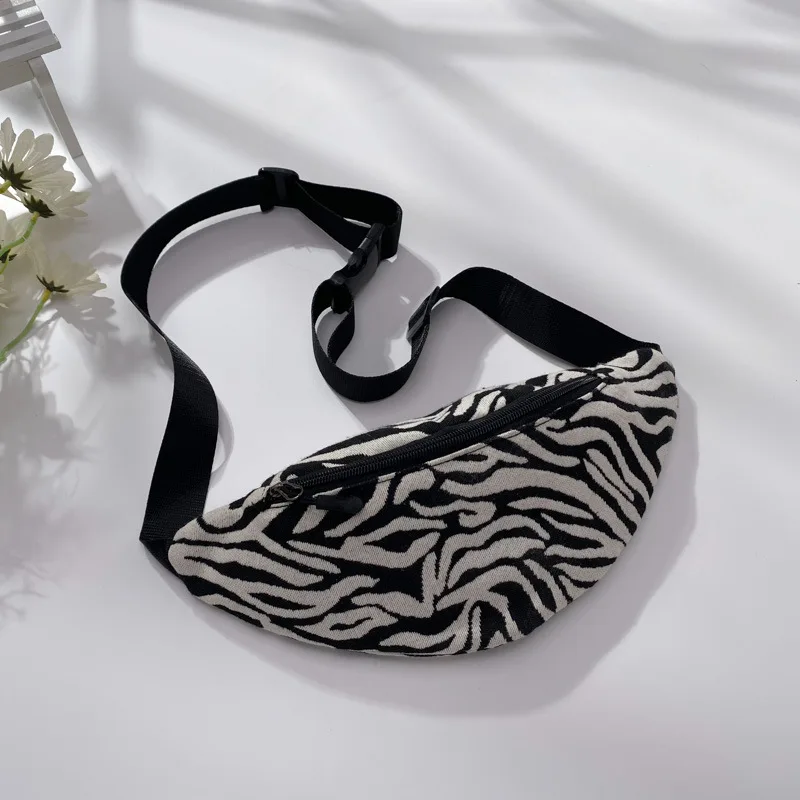 2021 Fashion Chest Bag Male Street Personality Messenger Bag Female Simple Fashion Popular Casual Sports Waist Bag Messenger Bag 
2021 Fashion Chest Bag Male Street Personality Messenger Bag Female Simple Fashion Popular Casual Sports Waist Bag Messenger Bag