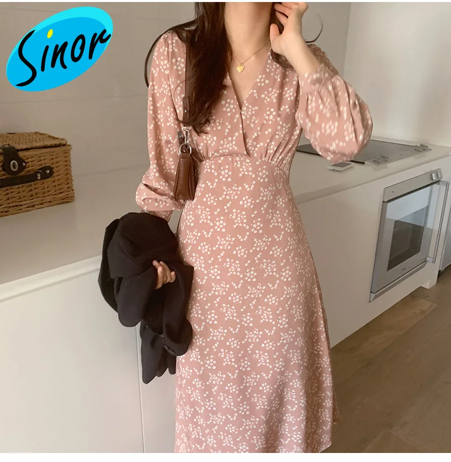 Женское длинное платье с v-образным вырезом, на шнуровке, с цветочным принтом, на осень и зиму
Женское длинное платье с v-образным вырезом, на шнуровке, с цветочным принтом, на осень и зиму