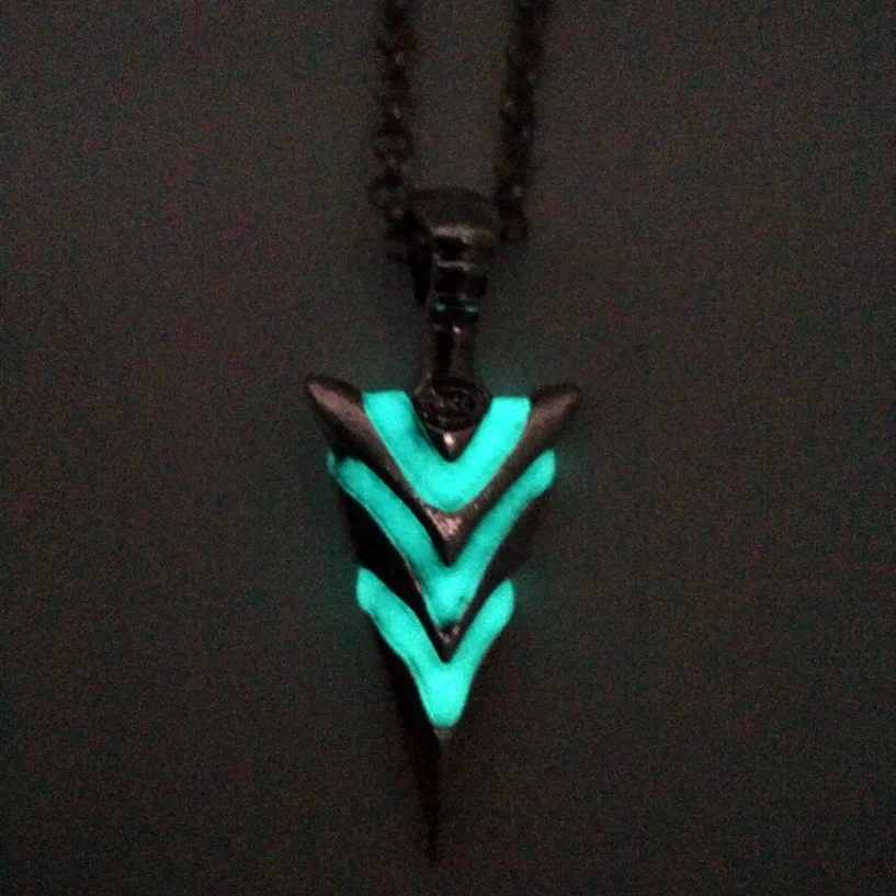 Green Arrow Necklace Glowing Necklace Punk Spartacus spear lance Pendants Necklaces GLOW in the DARK amulet Men Women Boy Gift
Green Arrow Necklace Glowing Necklace Punk Spartacus spear lance Pendants Necklaces GLOW in the DARK amulet Men Women Boy Gift