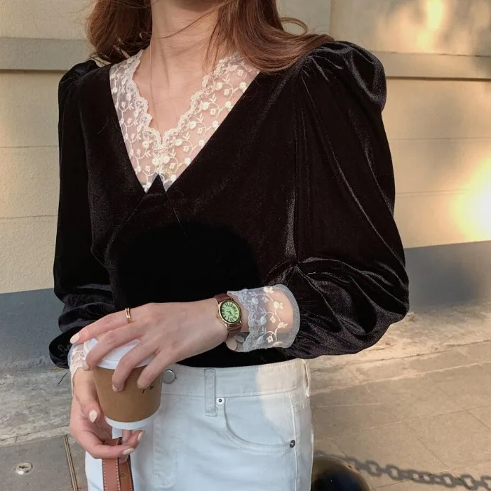 Velvet Retro Shirt Women's Korean Ins Fashionable Elegant Lace V-neck Puff Sleeve All-Match Top Bottoming Shirt
Velvet Retro Shirt Women's Korean Ins Fashionable Elegant Lace V-neck Puff Sleeve All-Match Top Bottoming Shirt