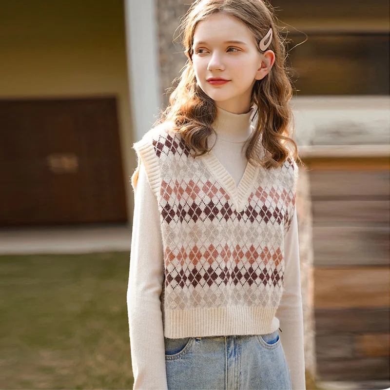 Urifens 2021 V-Neck Arygle Knitted Vest Women England Style Loose Pullovers Vest Autumn New Basic Sleeveless Sweater Tank Tops
Urifens 2021 V-Neck Arygle Knitted Vest Women England Style Loose Pullovers Vest Autumn New Basic Sleeveless Sweater Tank Tops