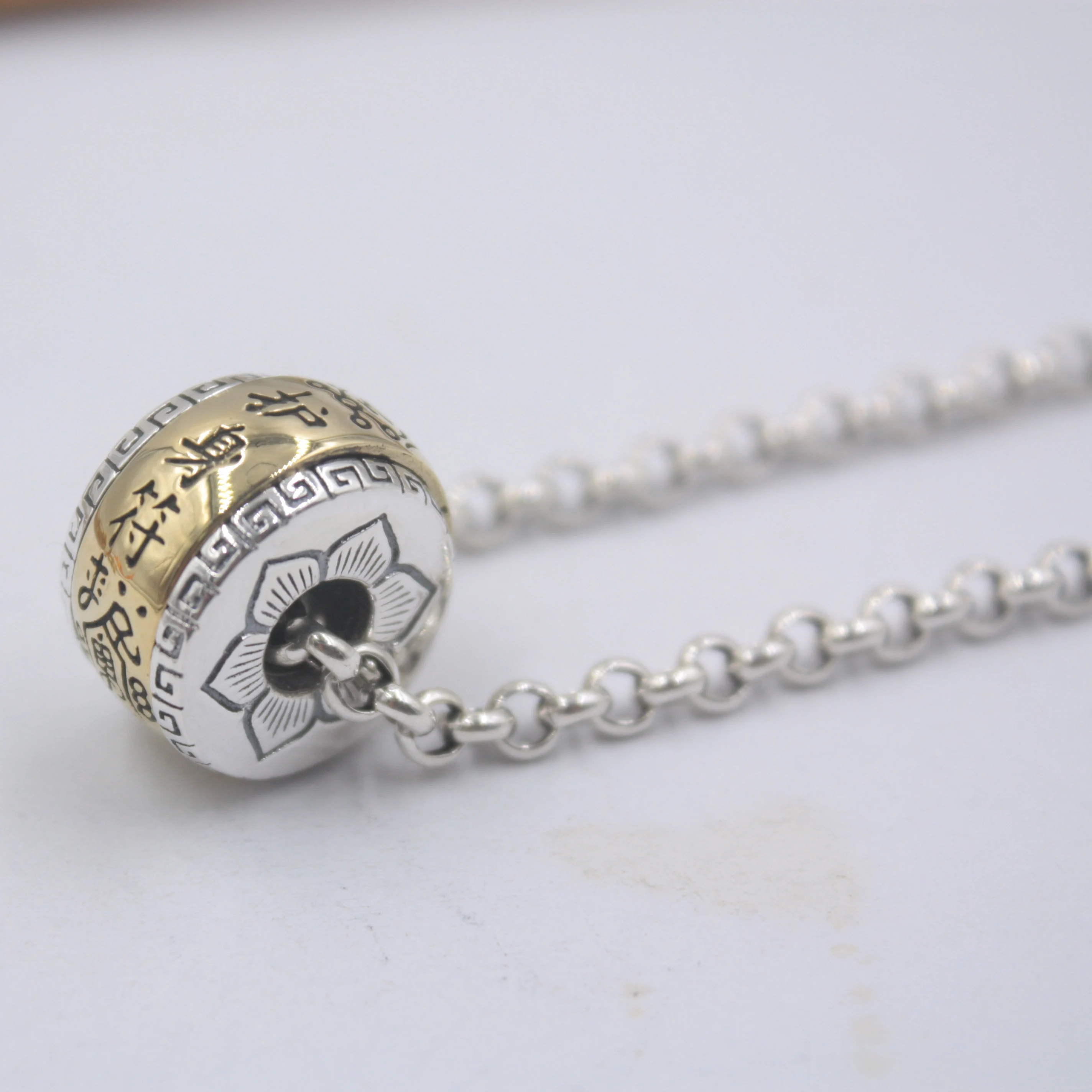 Sterling S999 Silver Pendant For Men Women Six Word Sutra Amulet Round Bead Pendant Pendant Luck Retro Gift
Sterling S999 Silver Pendant For Men Women Six Word Sutra Amulet Round Bead Pendant Pendant Luck Retro Gift