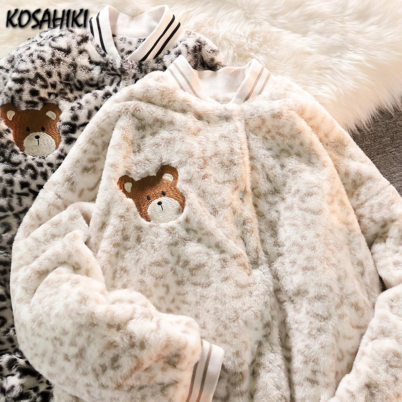 Новинка 2021, бейсбольная куртка koshiki для мужчин и женщин, осенне-зимняя куртка с медведем, флисовое пальто Y2k, уличная одежда, Chaqueta
Новинка 2021, бейсбольная куртка koshiki для мужчин и женщин, осенне-зимняя куртка с медведем, флисовое пальто Y2k, уличная одежда, Chaqueta