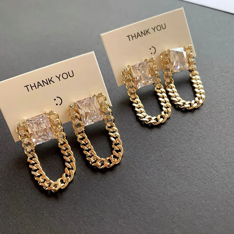 Fashion Metal Zircon Chain Tassel Earrings 2021 Trend Exaggerated Square Crystal Dangle Earrings Oorbellen Brincos Party Accesso
Fashion Metal Zircon Chain Tassel Earrings 2021 Trend Exaggerated Square Crystal Dangle Earrings Oorbellen Brincos Party Accesso