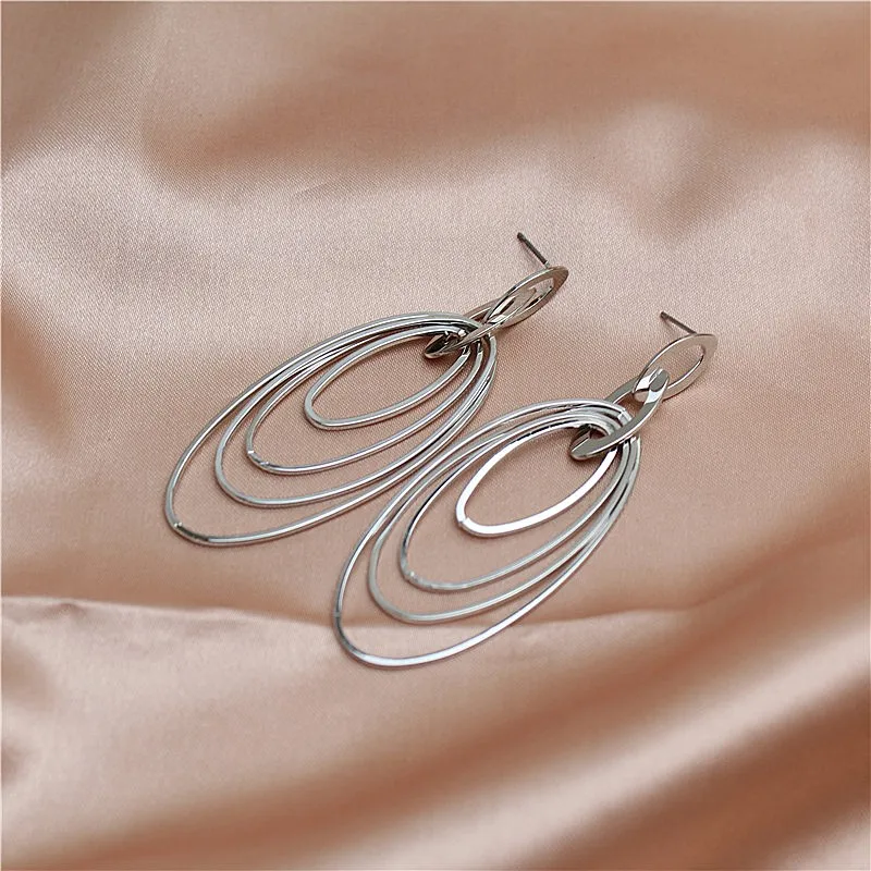 The new long metallic element geometry exaggerates individual character lady eardrop
The new long metallic element geometry exaggerates individual character lady eardrop