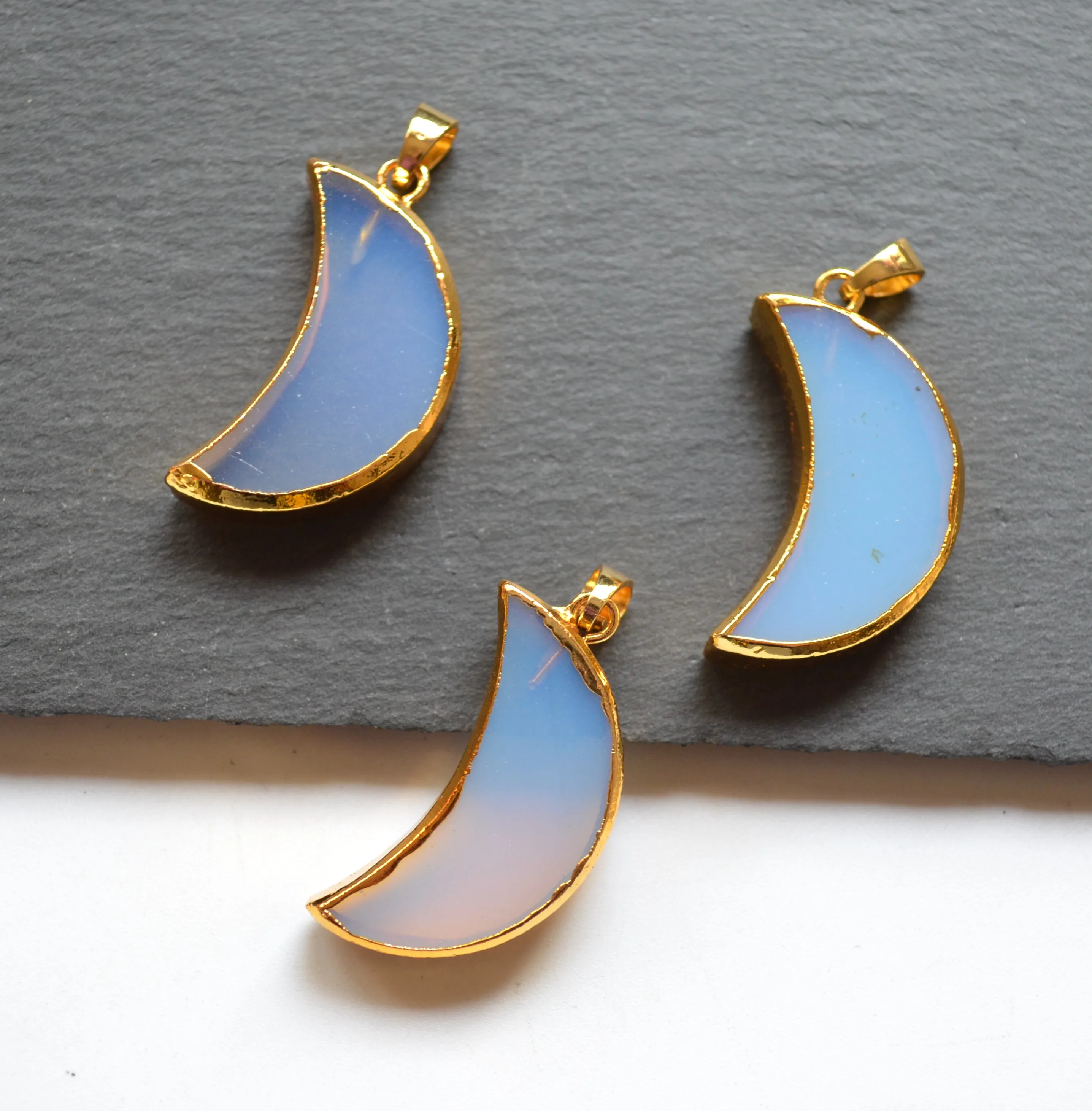 Новый кулон в форме искусственной кожи с гальваническими золотыми краями, камень в форме Луны 
Новый кулон в форме искусственной кожи с гальваническими золотыми краями, камень в форме Луны