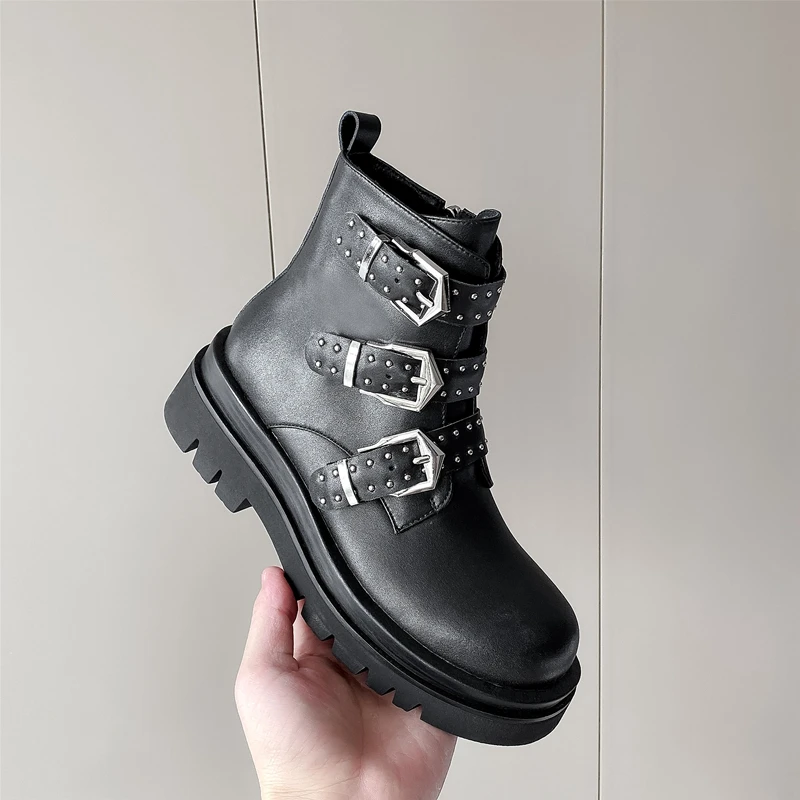 2020 Rivets Genuine Leather Booties Buckle Straps Thick Heel Black Ankle Women Boots Studded Decorated Woman Boots Motorcycle
2020 Rivets Genuine Leather Booties Buckle Straps Thick Heel Black Ankle Women Boots Studded Decorated Woman Boots Motorcycle