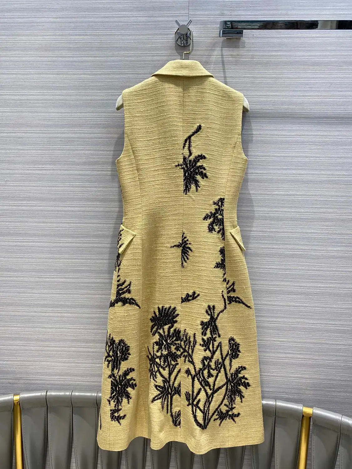 novelty silk wool blends sleeveless vest trench coat women 2020 new autumn double breasted embroidery black flower long overcoat
novelty silk wool blends sleeveless vest trench coat women 2020 new autumn double breasted embroidery black flower long overcoat