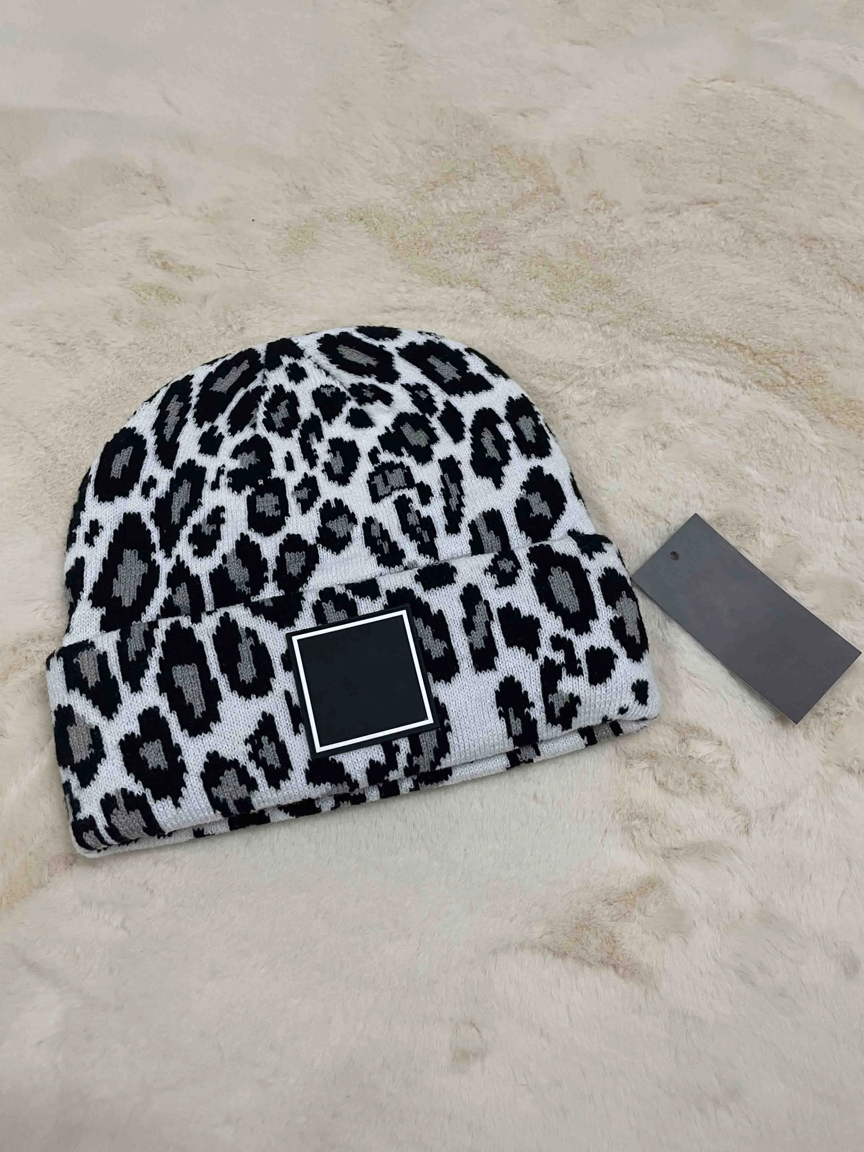 Beanie Fashion Skull Caps Warm Ball Cap Breathable Fitted Bucket Hats 3 style High Quality
Beanie Fashion Skull Caps Warm Ball Cap Breathable Fitted Bucket Hats 3 style High Quality
