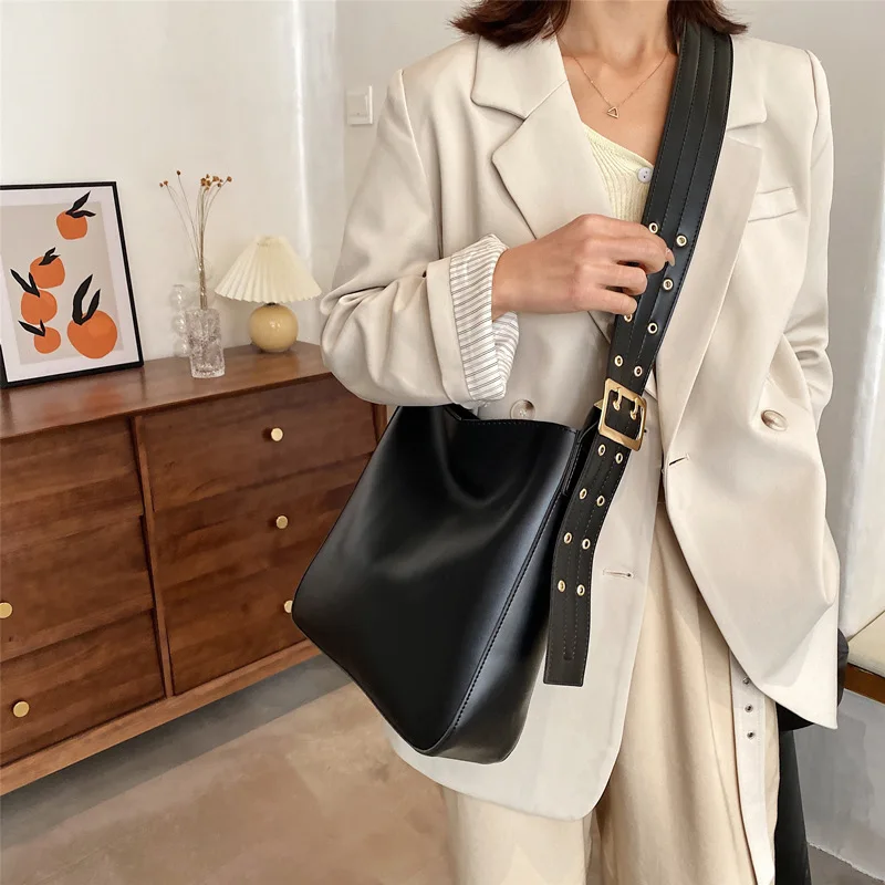 High Quality Autumn and Winter Large Capacity Bag 2021 Autumn and Winter New Fashion Ladies Retro Leisure Bucket Messenger Bag
High Quality Autumn and Winter Large Capacity Bag 2021 Autumn and Winter New Fashion Ladies Retro Leisure Bucket Messenger Bag