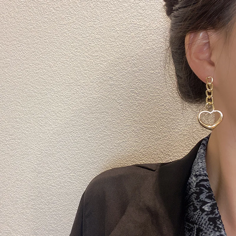 Женские серьги-гвоздики с сердцем, из серебра 2021 пробы 
Женские серьги-гвоздики с сердцем, из серебра 2021 пробы