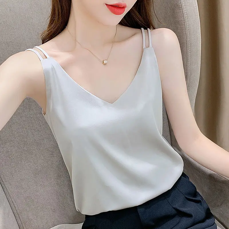 Summer new style halter vest black v-neck sleeveless undershirt outside wearing loose ice silk overshirt
Summer new style halter vest black v-neck sleeveless undershirt outside wearing loose ice silk overshirt