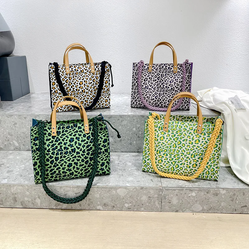 Design Handbag Leopard Print Waterproof Canvas Large Capacity Portable Shoulder Bag
Design Handbag Leopard Print Waterproof Canvas Large Capacity Portable Shoulder Bag