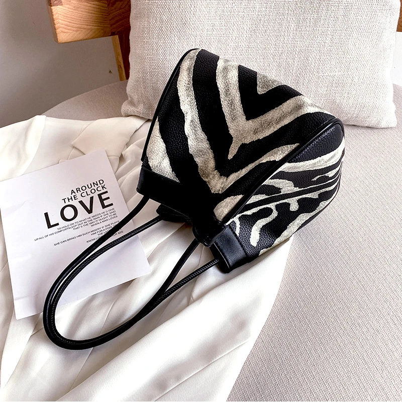 PU Leather Women Designer Handbags 2021 Girls Shoppers Fashion Casual French Style Zebra Patterns Buckle Hobo Bags Shoulder Bags
PU Leather Women Designer Handbags 2021 Girls Shoppers Fashion Casual French Style Zebra Patterns Buckle Hobo Bags Shoulder Bags