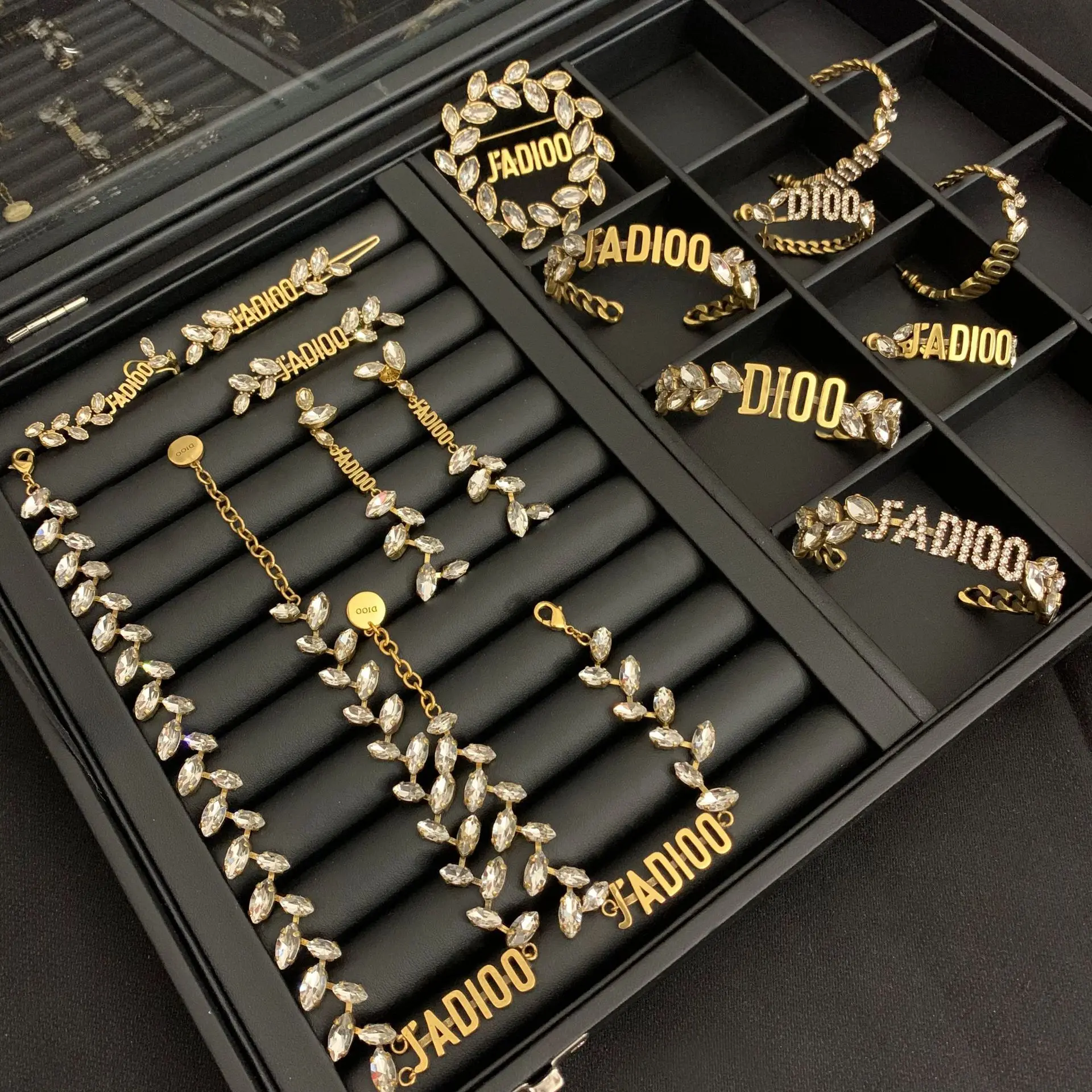 Original Designer Brand D Vintage Grain Tassel Hoop Dangle Stud Earring Crystal Bangles Necklaces Set for Women Jewelry Gift
Original Designer Brand D Vintage Grain Tassel Hoop Dangle Stud Earring Crystal Bangles Necklaces Set for Women Jewelry Gift