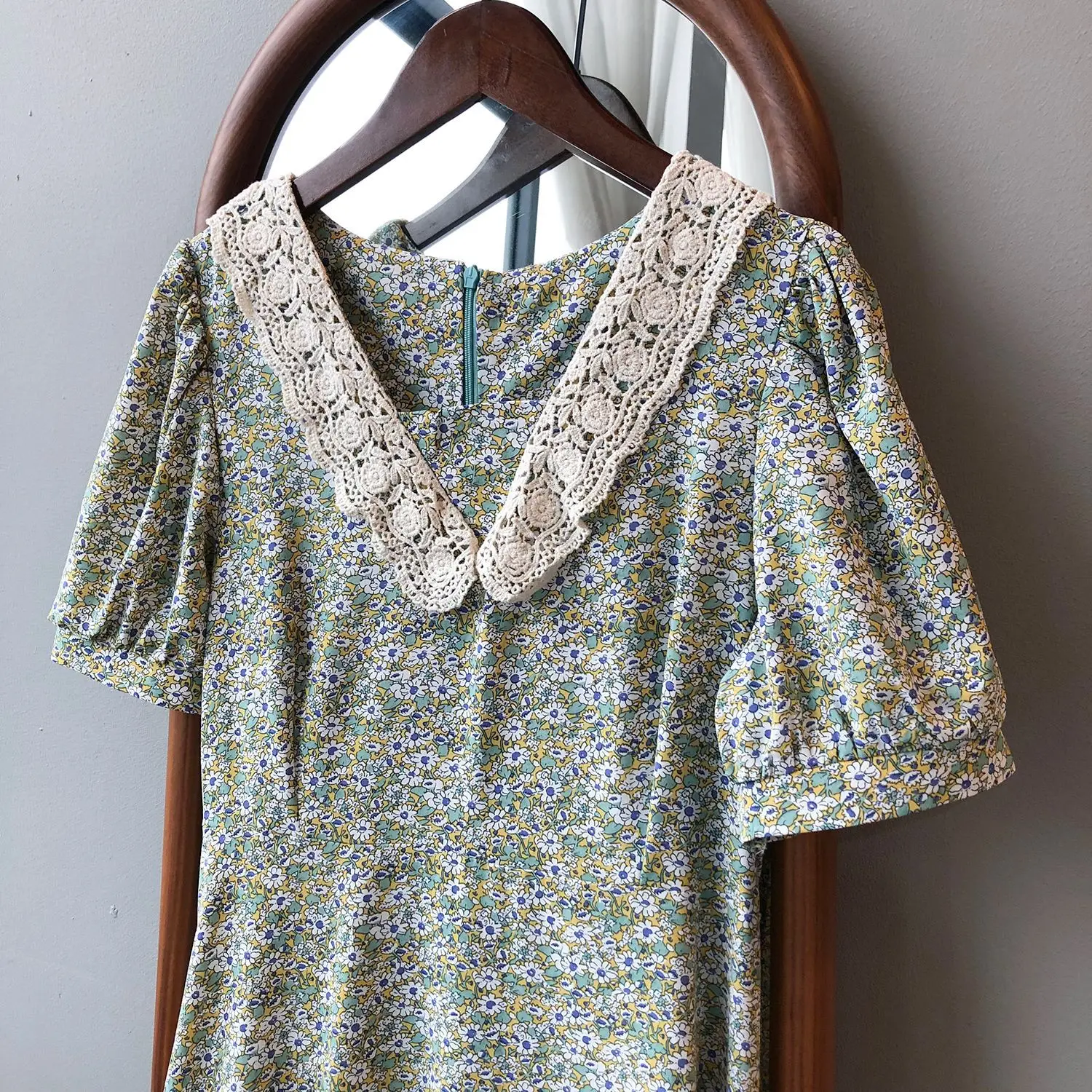 2021 Summer V-neck Floral New Korean Style Elegant Slim Waist Women Long Dress Lace Stitching Fashion Sweet Ladies Maxi Dress
2021 Summer V-neck Floral New Korean Style Elegant Slim Waist Women Long Dress Lace Stitching Fashion Sweet Ladies Maxi Dress