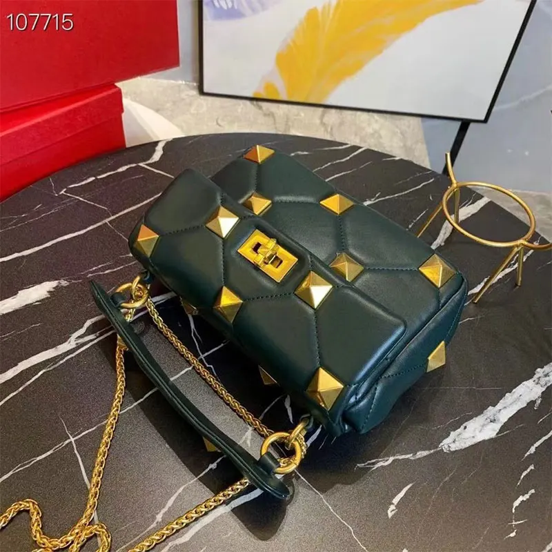 2021 new luxury rivet chain bag, high quality design, leather messenger bag, single shoulder bag, small square bag, two sizes 
2021 new luxury rivet chain bag, high quality design, leather messenger bag, single shoulder bag, small square bag, two sizes