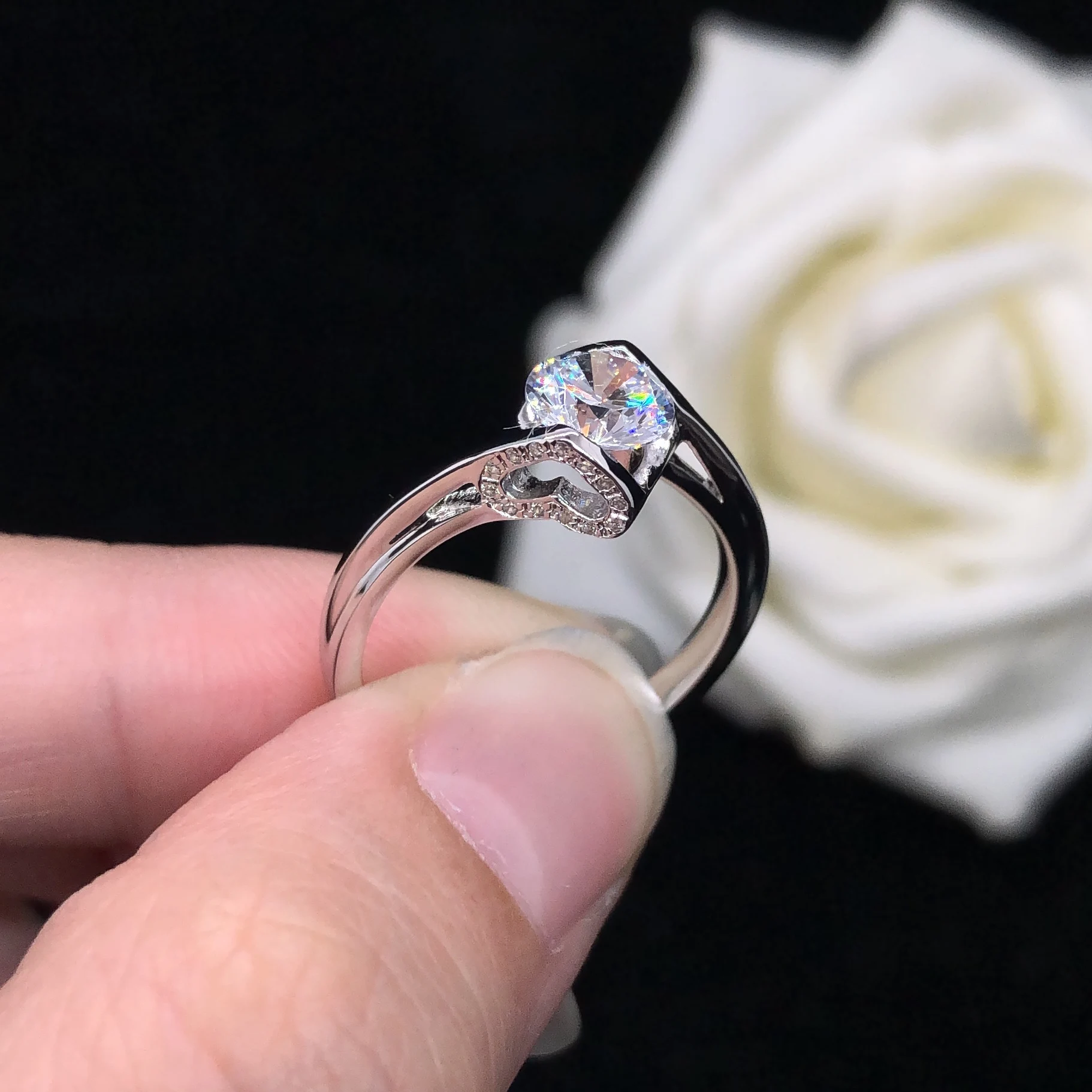 Test as Real 0.8Ct D Moissanite Rings Royal Design Angel Kiss Solid 18K White Gold Ring for Women AU750 Jewelry R057
Test as Real 0.8Ct D Moissanite Rings Royal Design Angel Kiss Solid 18K White Gold Ring for Women AU750 Jewelry R057