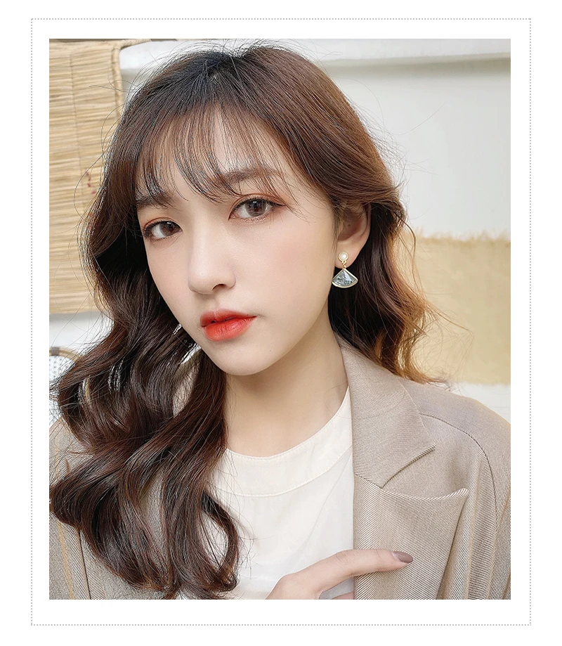 Fashion Fan-shaped Crystal Stud Earrings French Baroque Court Elegant Retro Temperament Earrings Brincos Bijoux Women Jewelry
Fashion Fan-shaped Crystal Stud Earrings French Baroque Court Elegant Retro Temperament Earrings Brincos Bijoux Women Jewelry