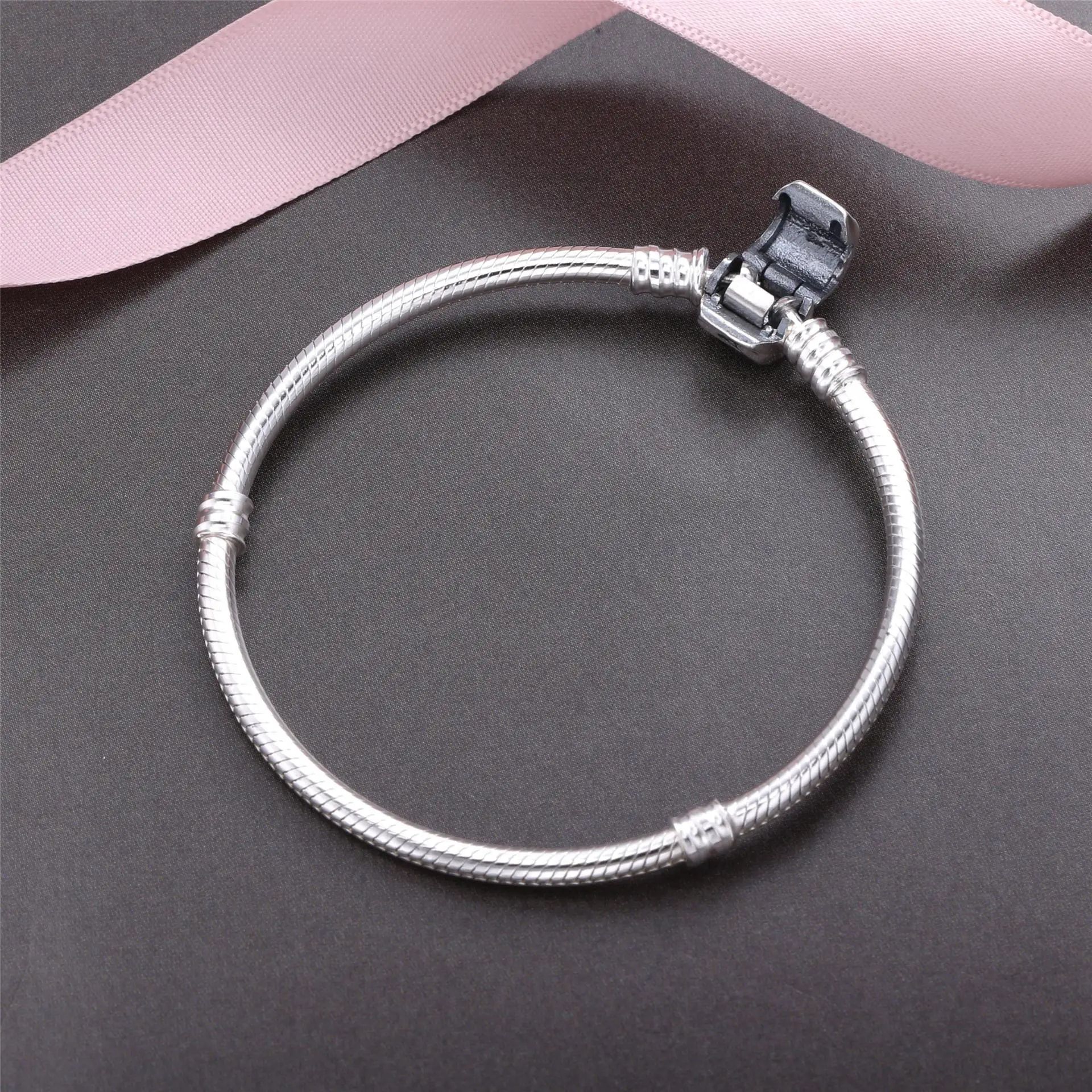 Wholesale Luxury S925 Sterling Silver Snake Bone Chain Charm Bracelet Classic Explosion Model Basic Diy Beaded Bangles
Wholesale Luxury S925 Sterling Silver Snake Bone Chain Charm Bracelet Classic Explosion Model Basic Diy Beaded Bangles