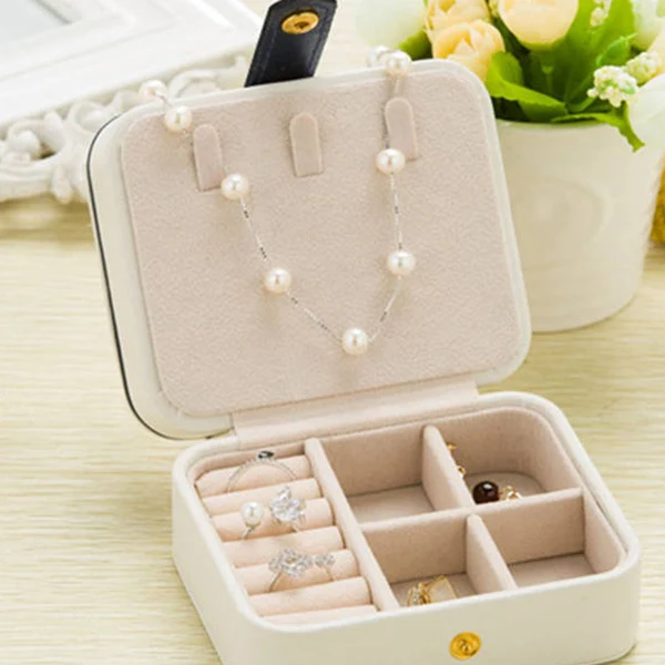 Portable Travel Jewelry Box PU Jewelry Earrings Earrings Earrings Bracelets Ornaments Multi-Layer Storage Box White
Portable Travel Jewelry Box PU Jewelry Earrings Earrings Earrings Bracelets Ornaments Multi-Layer Storage Box White