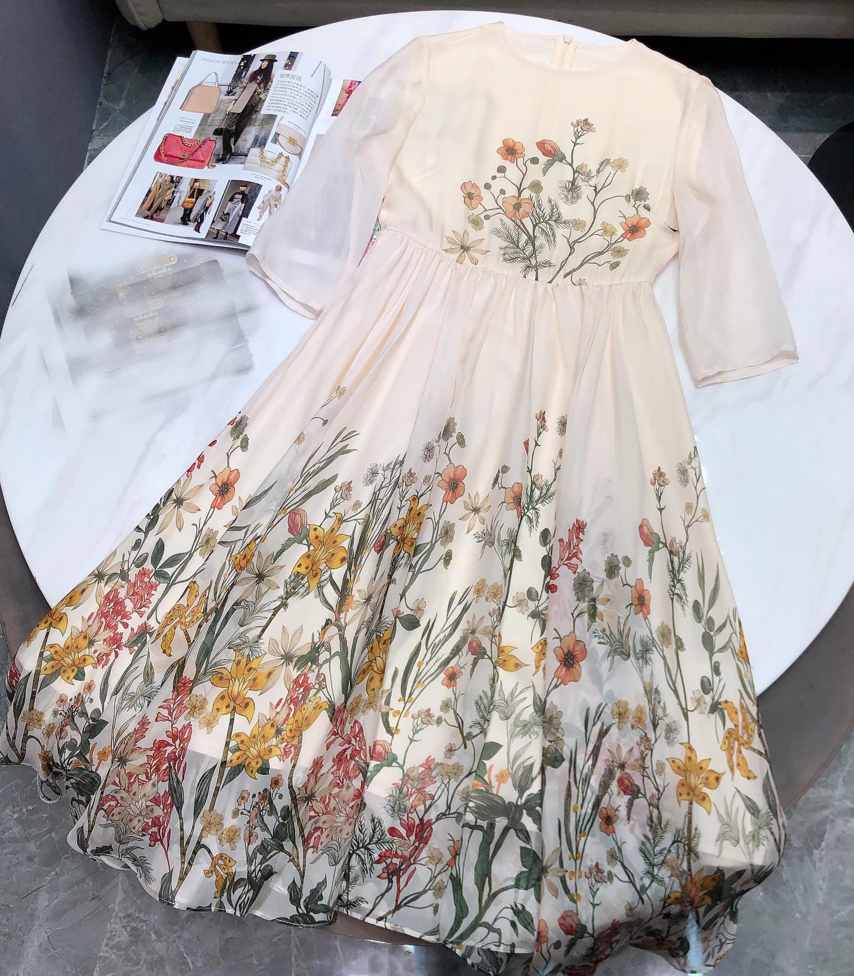 Summer Luxury 2021SS Women Flower Prints 100% Silk Long Sleeve Dress For Ladies Gdnz 6.03
Summer Luxury 2021SS Women Flower Prints 100% Silk Long Sleeve Dress For Ladies Gdnz 6.03