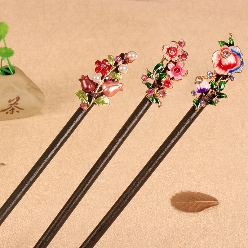 Vintage Metal Flower Wood Hair Sticks Women Chopstick Hair Clips Chinese Ethnic Wedding Bride Hair Styling Headdress Accessories
Vintage Metal Flower Wood Hair Sticks Women Chopstick Hair Clips Chinese Ethnic Wedding Bride Hair Styling Headdress Accessories