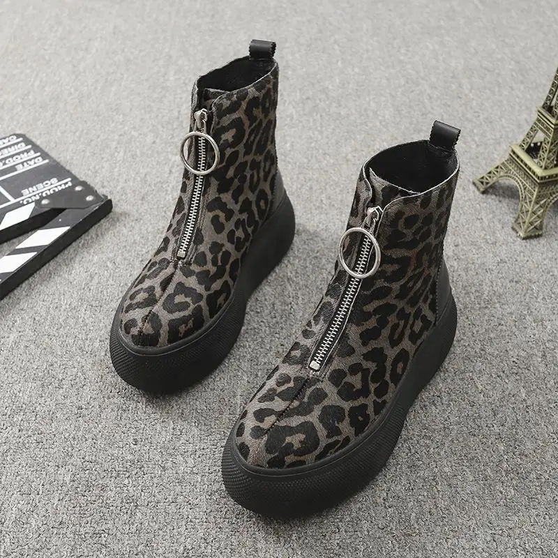 Europe 2020 winter Plush New frosted leather rivet muffin thick bottom women's short front zipper Martin boots
Europe 2020 winter Plush New frosted leather rivet muffin thick bottom women's short front zipper Martin boots