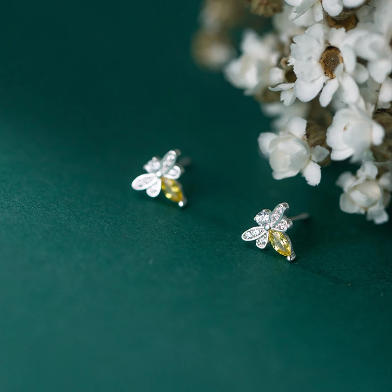 925 Sterling Silver Female Bee Stud Earrings For Women Yellow Cubic Zirconia Insect Jewelry Charm Curt Gift Fine Accessories
925 Sterling Silver Female Bee Stud Earrings For Women Yellow Cubic Zirconia Insect Jewelry Charm Curt Gift Fine Accessories