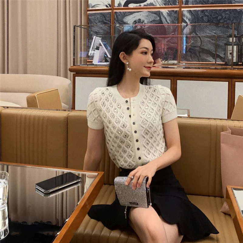 2021 Spring New Elegant Diamond Beading Short Sleeve Sweater Cardigan Round Neck Slim Single Breasted Knit Short Top Women Y823
2021 Spring New Elegant Diamond Beading Short Sleeve Sweater Cardigan Round Neck Slim Single Breasted Knit Short Top Women Y823