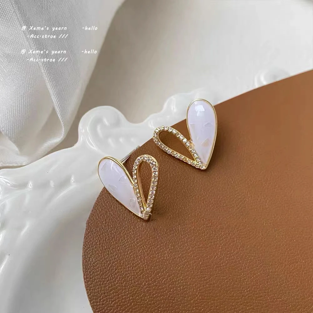 Elegant Design White Drop Glaze Hollowed Out Peach Heart Earrings Korean Fashion Jewelry Girls Sweet Accessories For Woman 2021
Elegant Design White Drop Glaze Hollowed Out Peach Heart Earrings Korean Fashion Jewelry Girls Sweet Accessories For Woman 2021