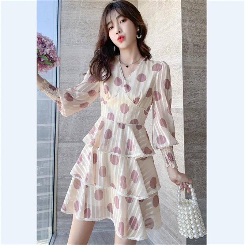 Autumn 2020 Korean version of the new fashion V-neck polka dot print dress with a thin waist and goddess temperament dress S -XL
Autumn 2020 Korean version of the new fashion V-neck polka dot print dress with a thin waist and goddess temperament dress S -XL