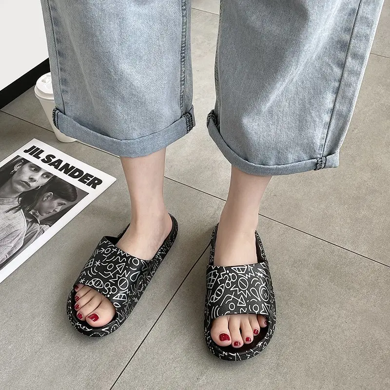 2021 Slippers Men Graffiti Pattern Platform Cartoon Outdoor Comfortable summber Beach Slides Soft Sole Men Flip-flops room shoes
2021 Slippers Men Graffiti Pattern Platform Cartoon Outdoor Comfortable summber Beach Slides Soft Sole Men Flip-flops room shoes