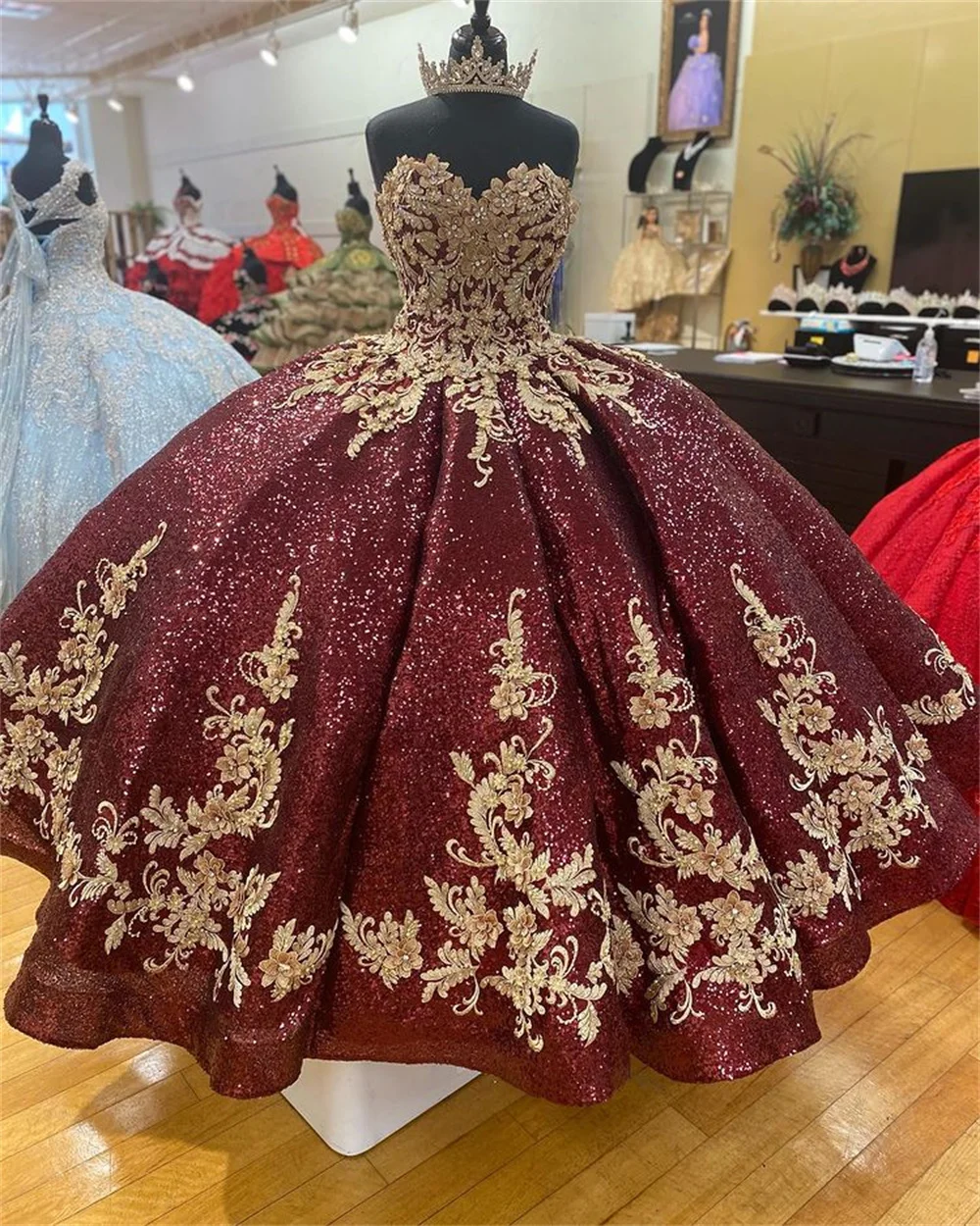 Luxury Burgundy Quinceanera Dress Appliques Sequins Ball Gown Sleeveless Sweet 16 Prom Dresses
Luxury Burgundy Quinceanera Dress Appliques Sequins Ball Gown Sleeveless Sweet 16 Prom Dresses