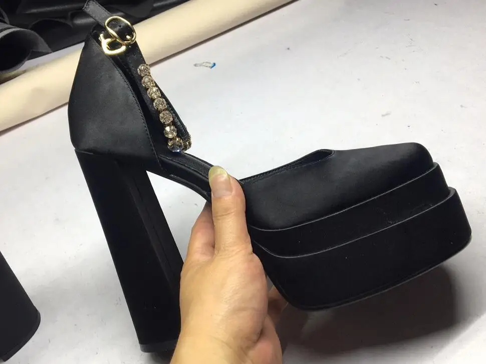 Fashion Waterproof Platform Square Head Hollow Foot Nude Rhinestone Chain Solid Color Baotou Satin High-heel Catwalk Sandals
Fashion Waterproof Platform Square Head Hollow Foot Nude Rhinestone Chain Solid Color Baotou Satin High-heel Catwalk Sandals