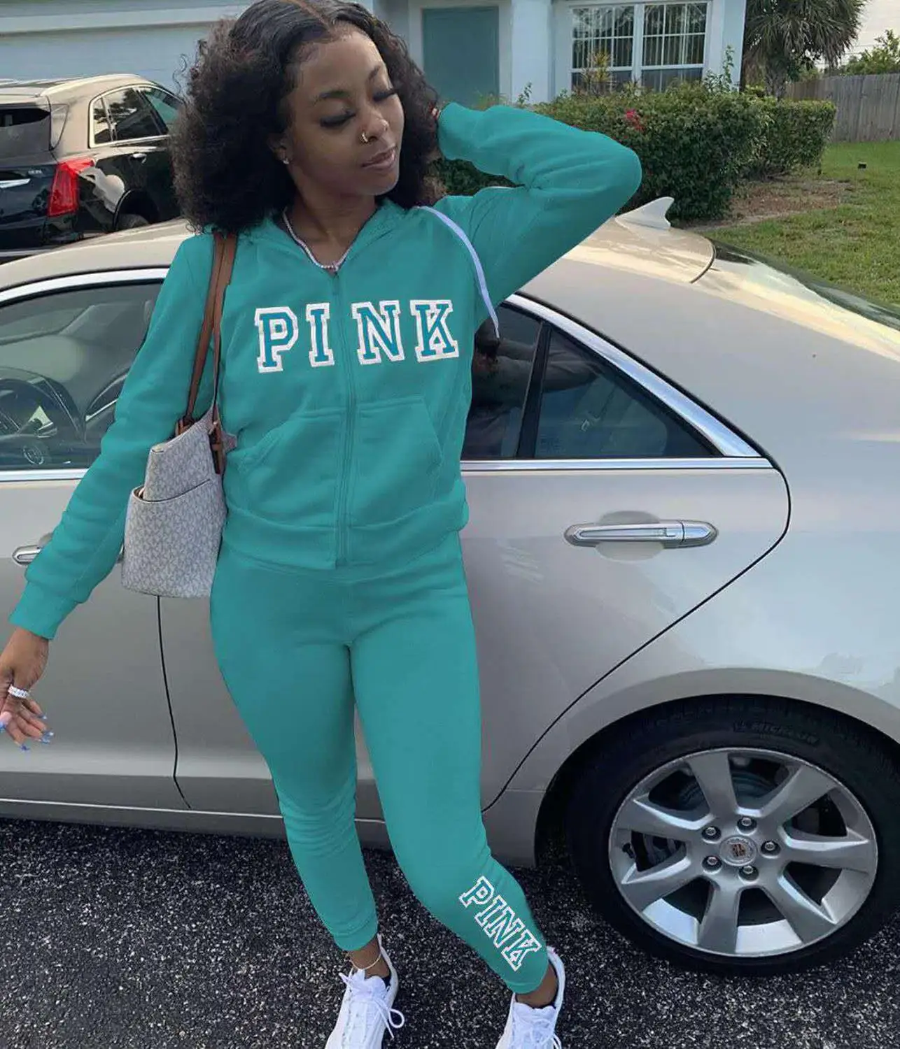 2020 Pink Letter Print 2 Piece Set Women Fall Hoody Sweatsuit Joggers Outfit Spring Streetwear Zip Coat Sweatpants Tracksuit
2020 Pink Letter Print 2 Piece Set Women Fall Hoody Sweatsuit Joggers Outfit Spring Streetwear Zip Coat Sweatpants Tracksuit