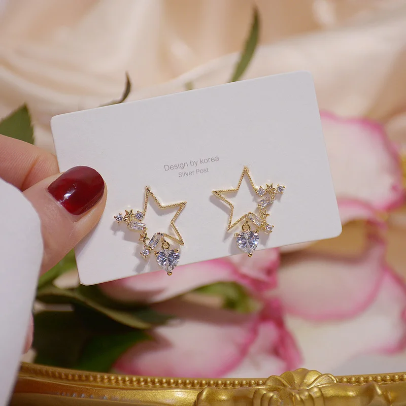Серьги-подвески ALLNEWME женские металлические, роскошные Висячие Ювелирные украшения со сверкающими фианитами в форме сердца, полые, золотист...
Серьги-подвески ALLNEWME женские металлические, роскошные Висячие Ювелирные украшения со сверкающими фианитами в форме сердца, полые, золотист...