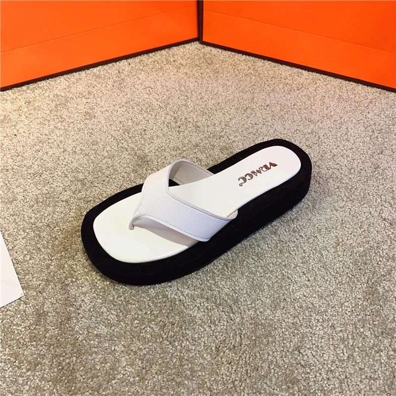 2021 Women's Slippers Summer New Fashion Button Slides Shoes Wedge Beach Sandals Women Outside Platform Leisure Flip Flops 
2021 Women's Slippers Summer New Fashion Button Slides Shoes Wedge Beach Sandals Women Outside Platform Leisure Flip Flops