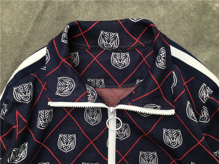 New 19ss Men Rib Sleeve Embroidered tiger Classic stripes High couple Baseball Coats & Jackets Abstract digital coat Motor #J5
New 19ss Men Rib Sleeve Embroidered tiger Classic stripes High couple Baseball Coats & Jackets Abstract digital coat Motor #J5